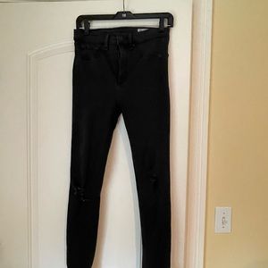 Selling pre-owned women’s Rag’n’Bone Jeans in excellent condition.